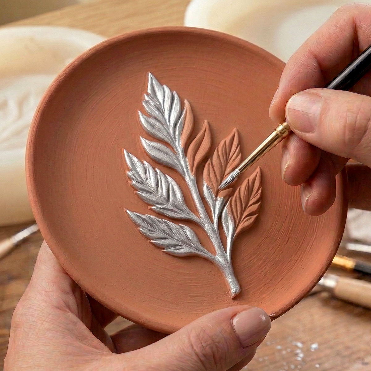 Aqua Metal – Liquid metallic color for decorating Aqua Resin with a brush